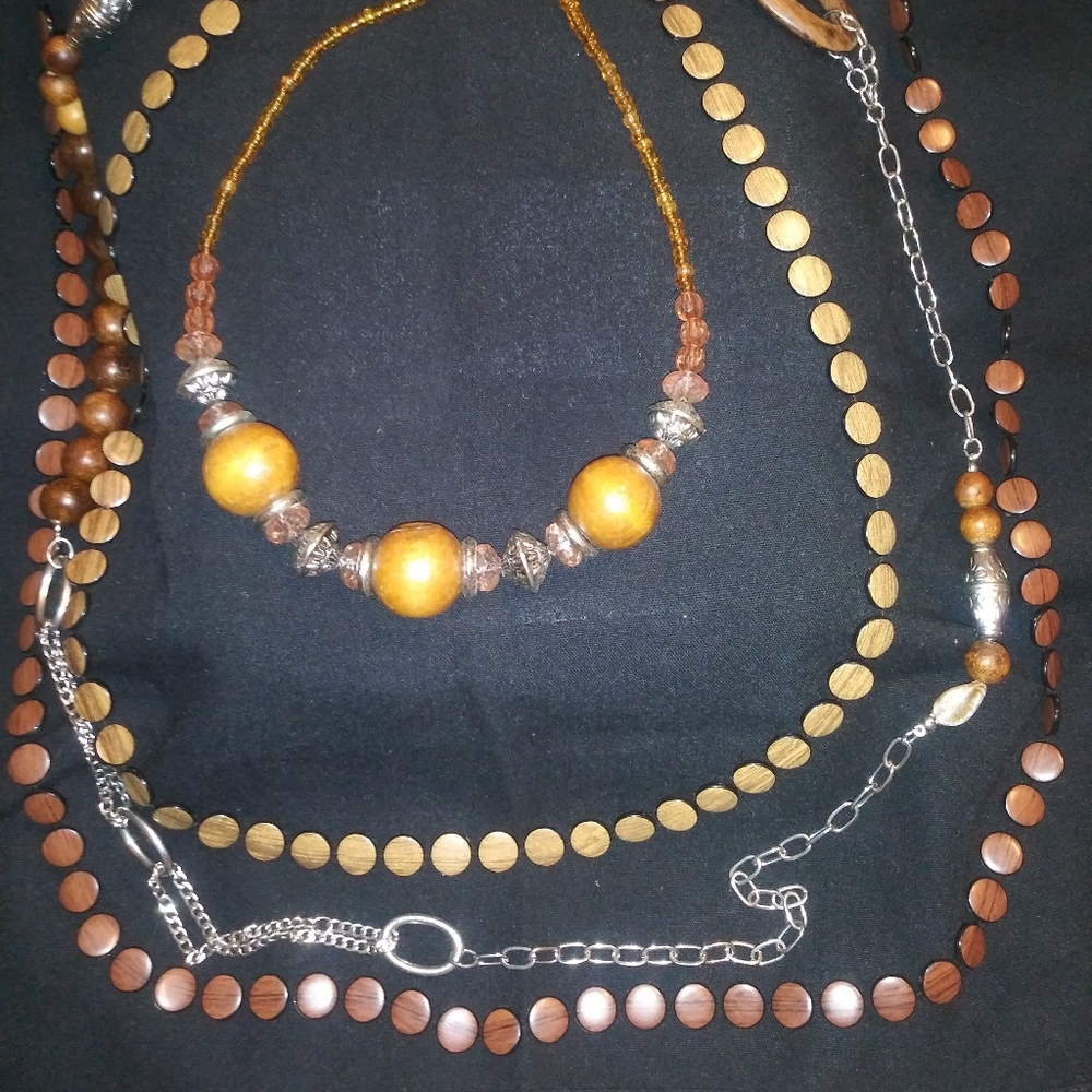4 assorted necklaces